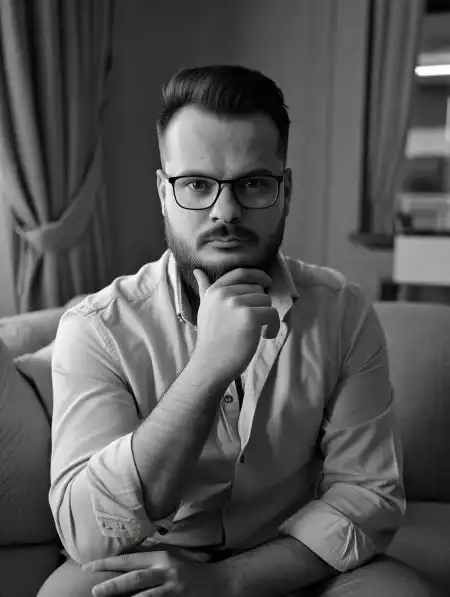 Zdjęcie profilowe autora strony  mężczyzna w okularach na turkusowym tle